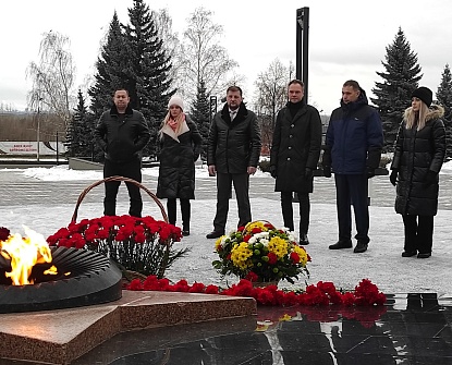 Представители АО «ТАИФ-НК» в память о неизвестных солдатах возложили цветы к монументу Победы