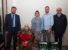 Представители «ТАИФ-НК» поздравили ветерана с наступающим Днем Победы